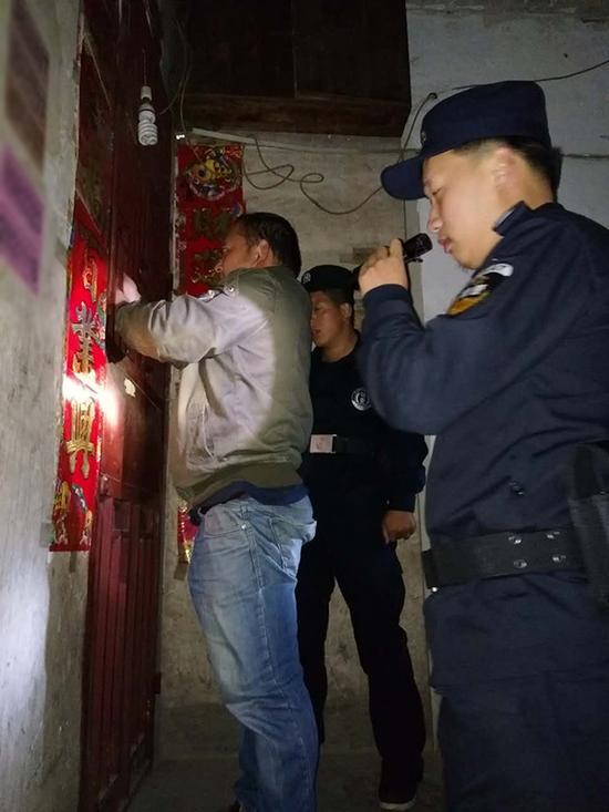 镇远县粗心妈妈误将幼女锁家中 民警全城寻开锁师傅开门